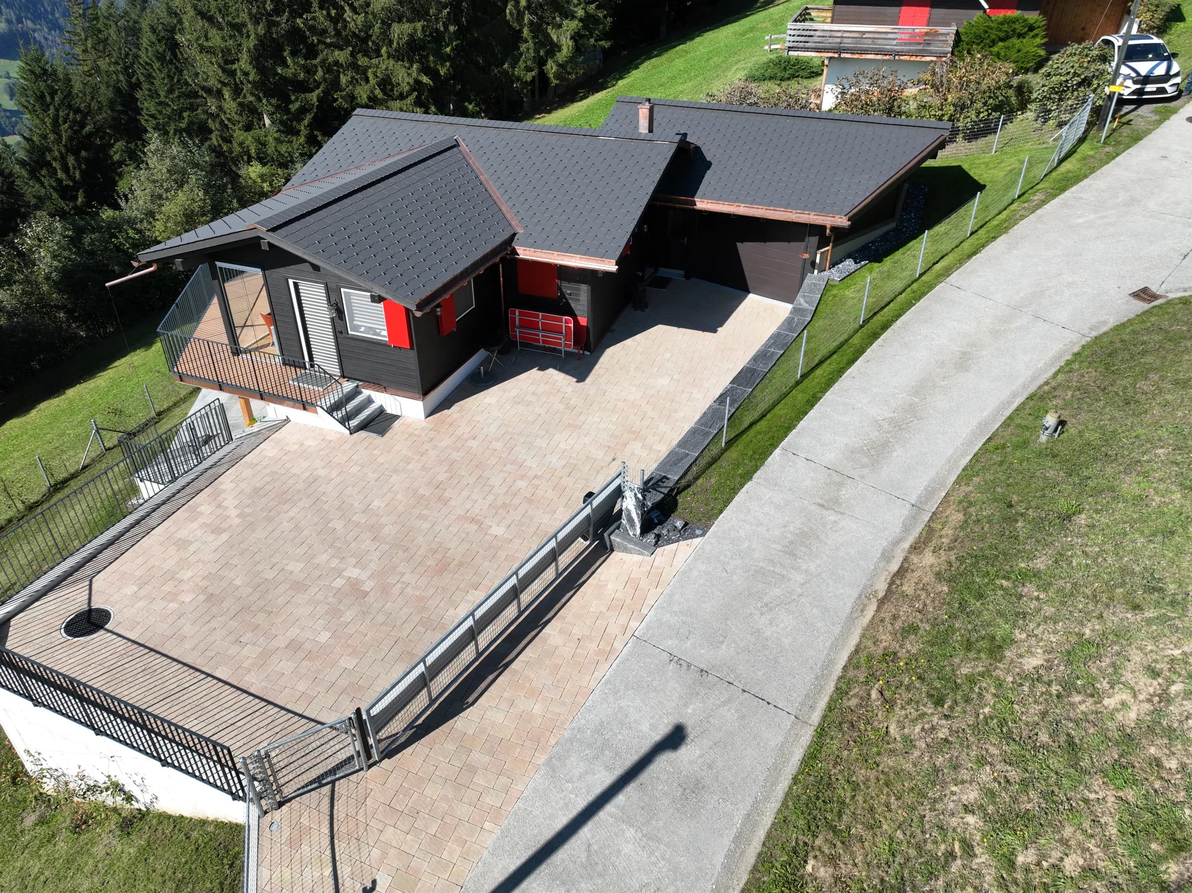 Das Haus mit neuem Anbau und Vorplatz aus der Luft