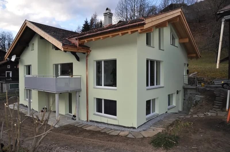 Das Haus nach dem Umbau mit neuem Anbau