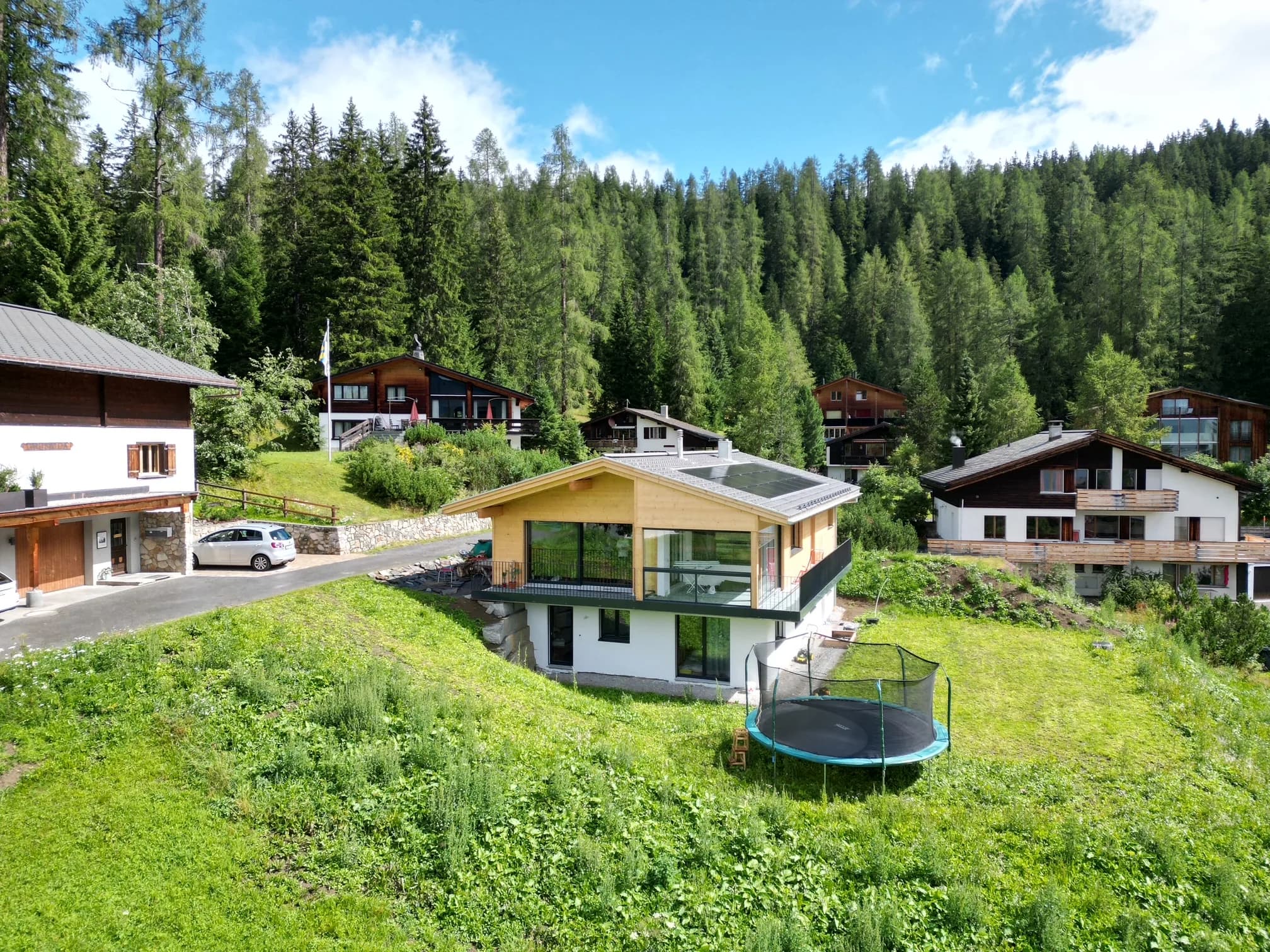 Das fertige Haus am Waldrand mit verglastem Wintergarten