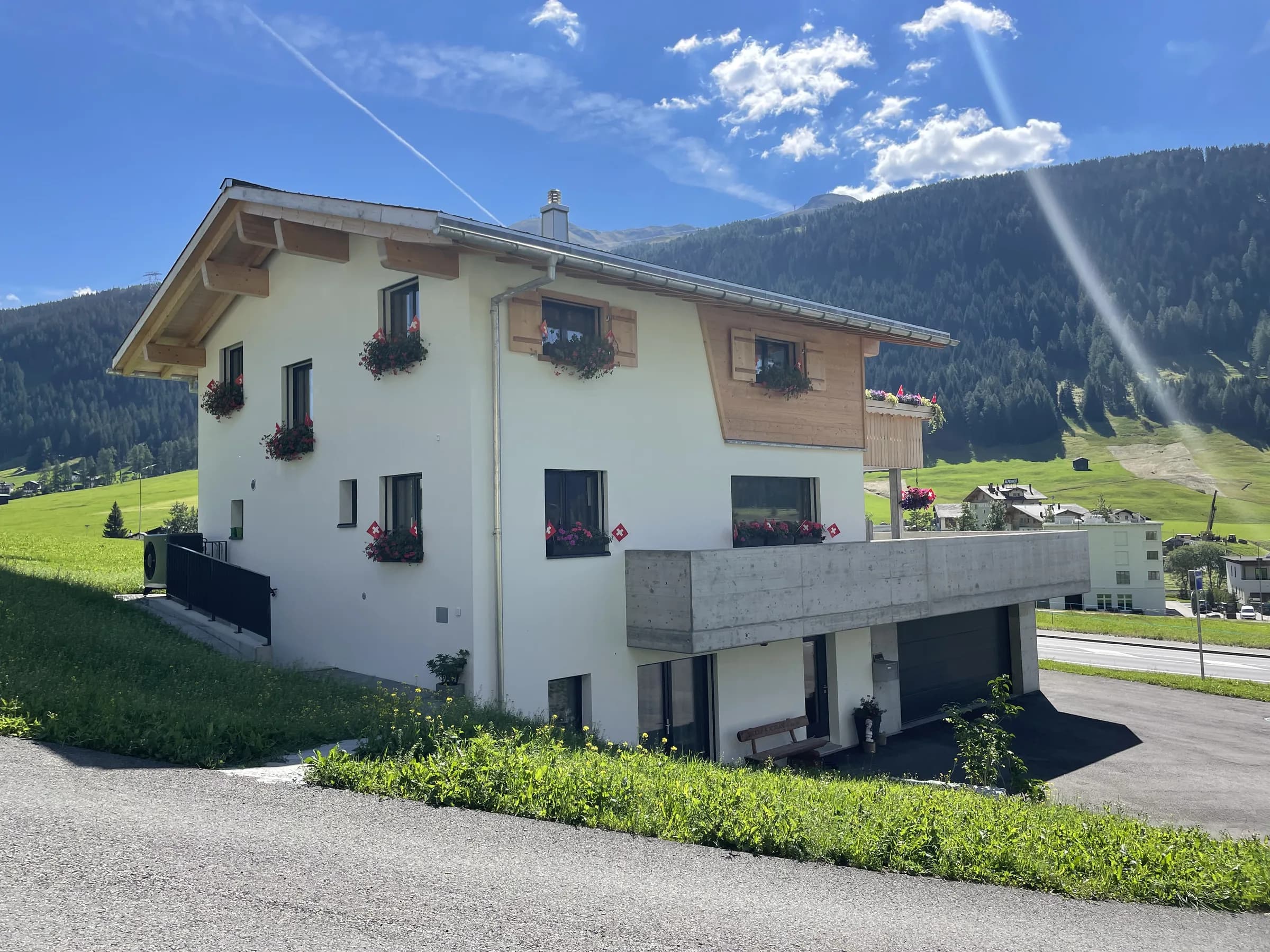 Das Haus in Davos mit Holzgiebel und Balkon