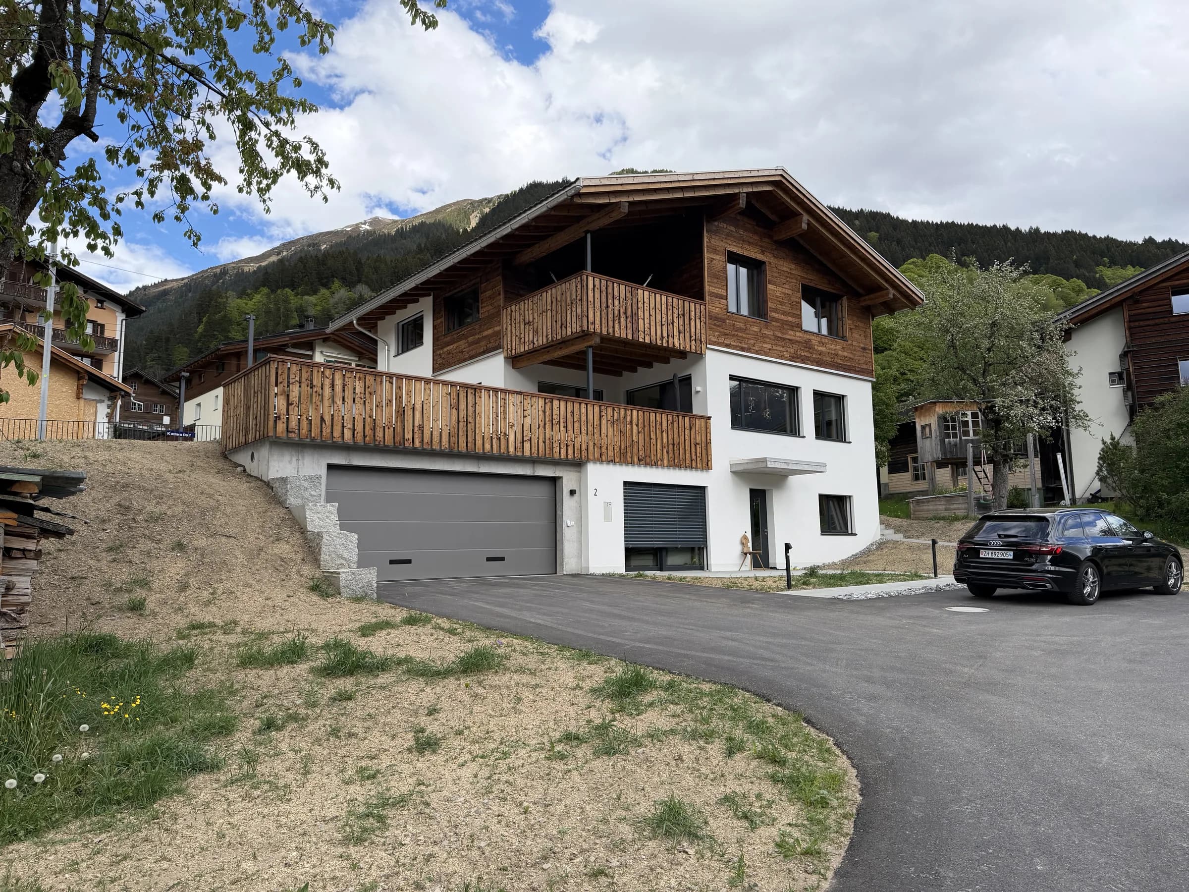 Das Haus mit Garage, Vorplatz und Holzfassade