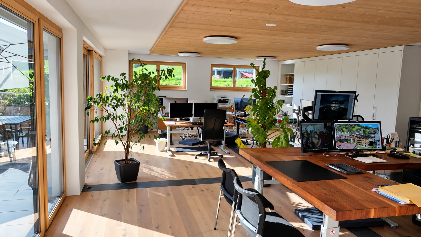 Das offene Büro mit Arbeitsplätzen und Holzdecke