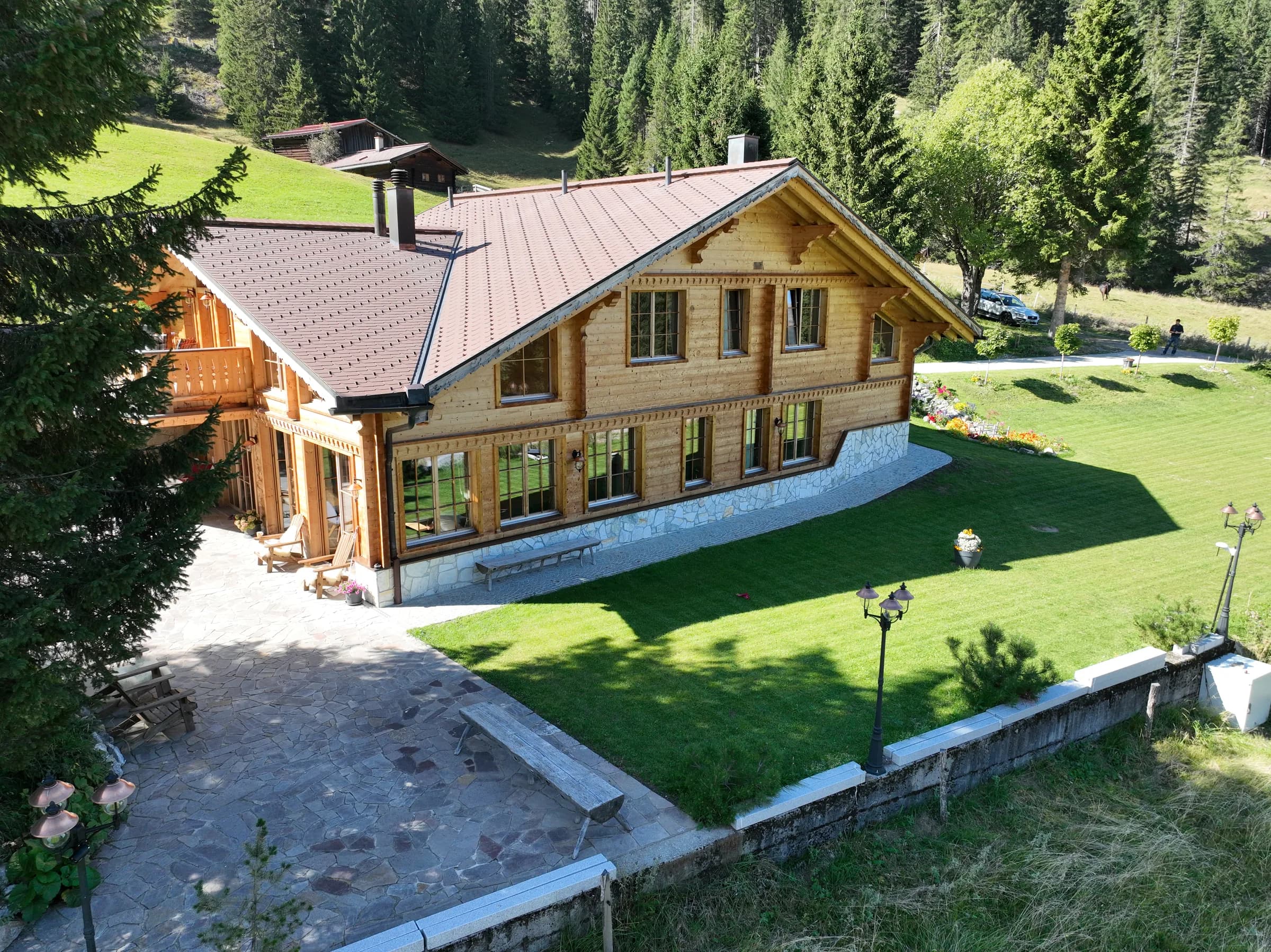 Das Ferienlagerhaus in Holzbauweise mit Vorplatz