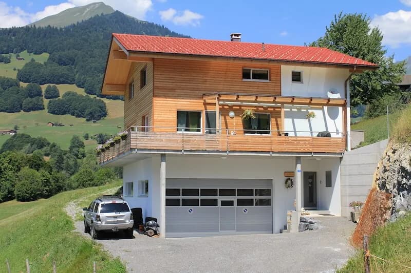 Das Haus mit Einstellhalle