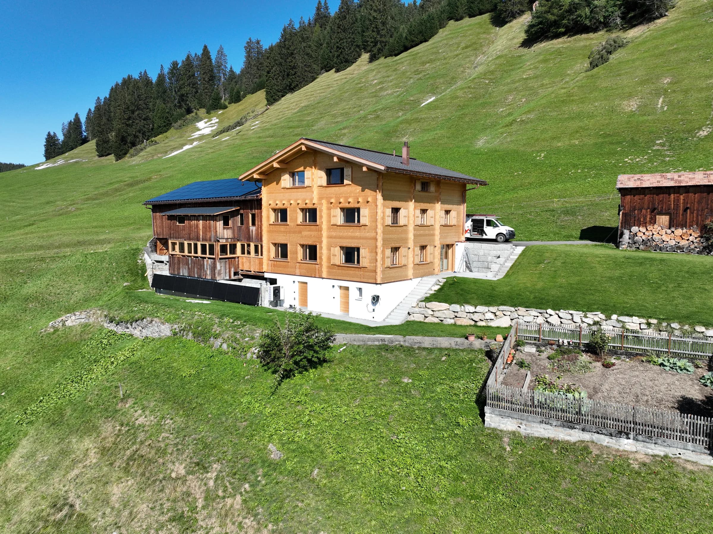 Das sanierte Wohnhaus am Hang in Pany